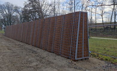 Lärmschutzwand entlang der Bahnlinie