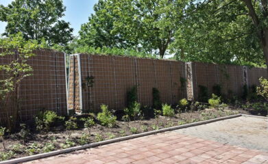 Moderne Lärmschutzwand statt alter Holzwand